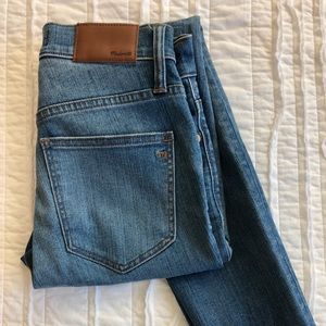 Madewell 10” high-rise skinny, tulip frayed hem